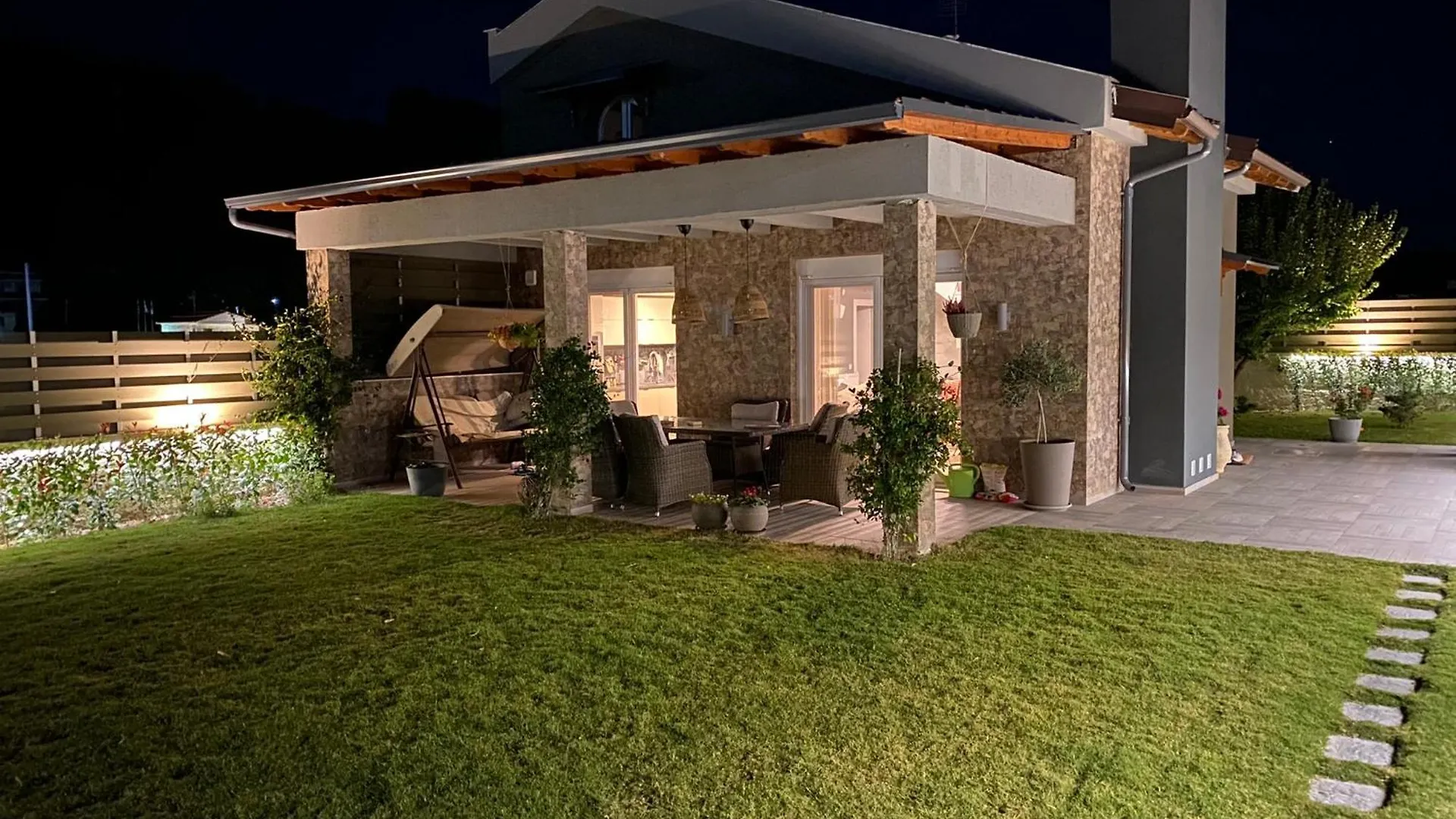 Villa Eli - Luxury Nature Getaway - Strategically Located For Beach Exploration - Onsite Power For Electric Vehicle Fourka