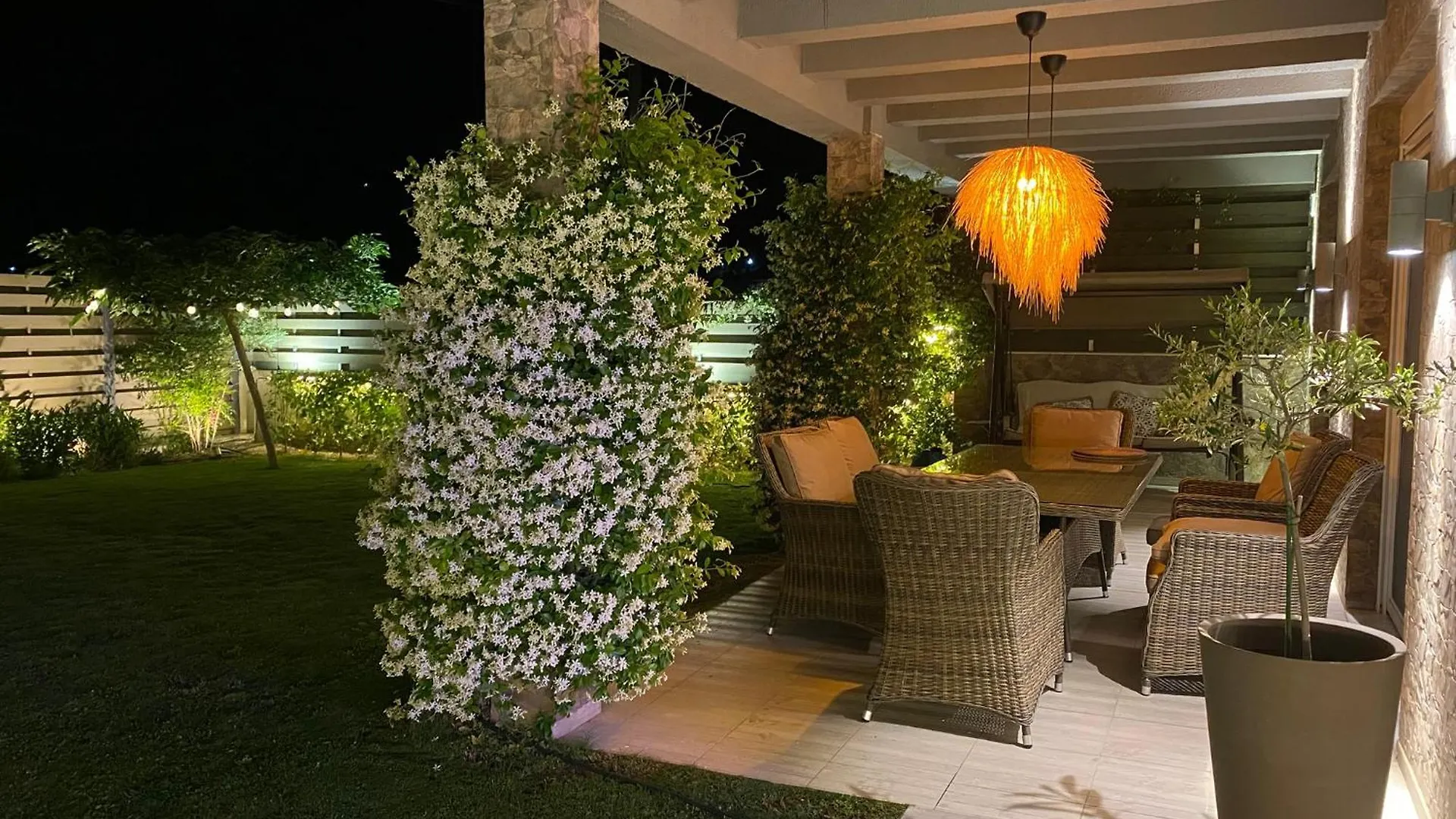 Villa Eli - Luxury Nature Getaway - Strategically Located For Beach Exploration - Onsite Power For Electric Vehicle Fourka